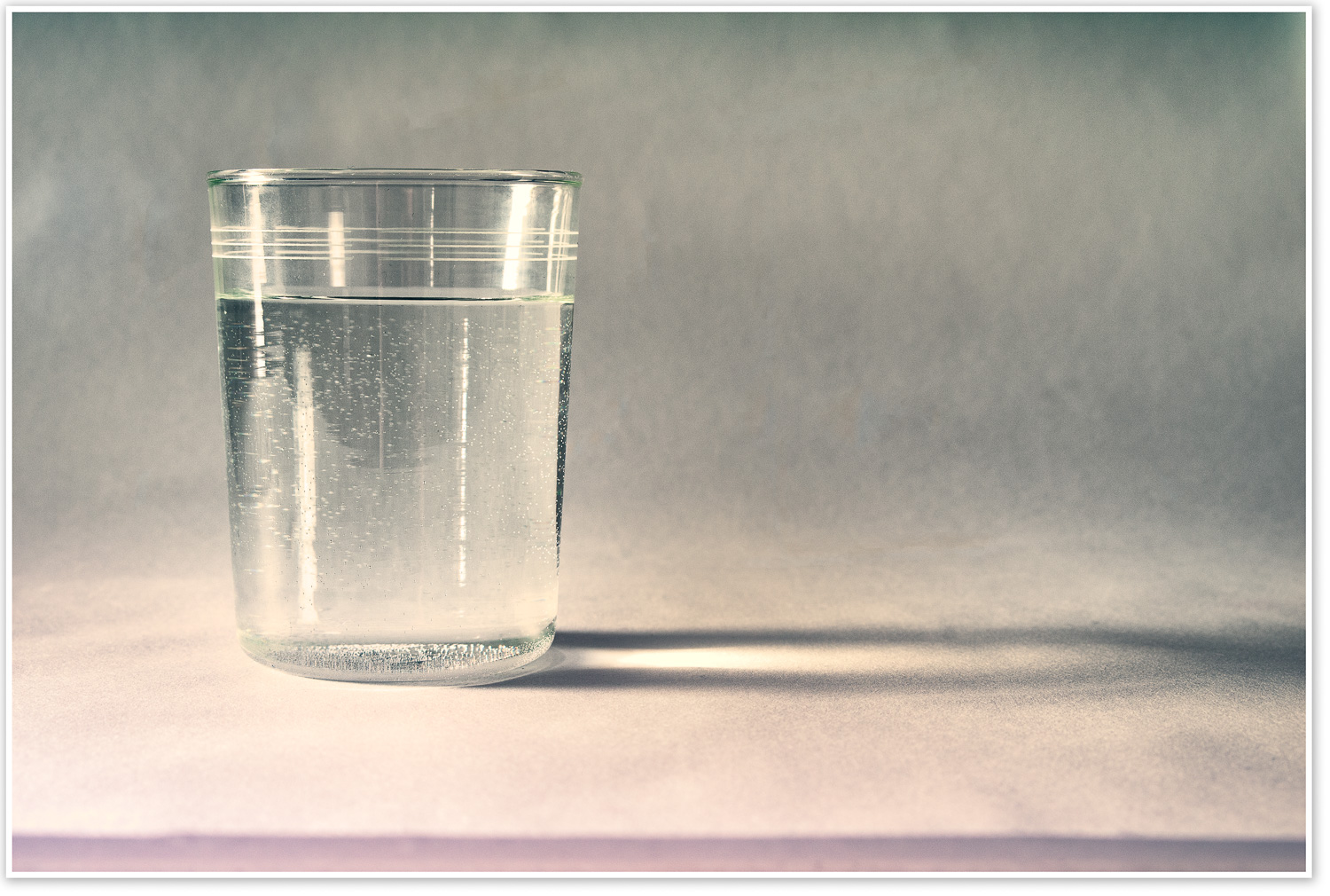 Glas mit Wasser als Symbolbild für Wasserstoff als Energieträger